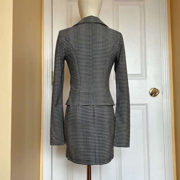 Ladies Suit, includes mini skirt and blazer, size XS - Picture 5 of 7